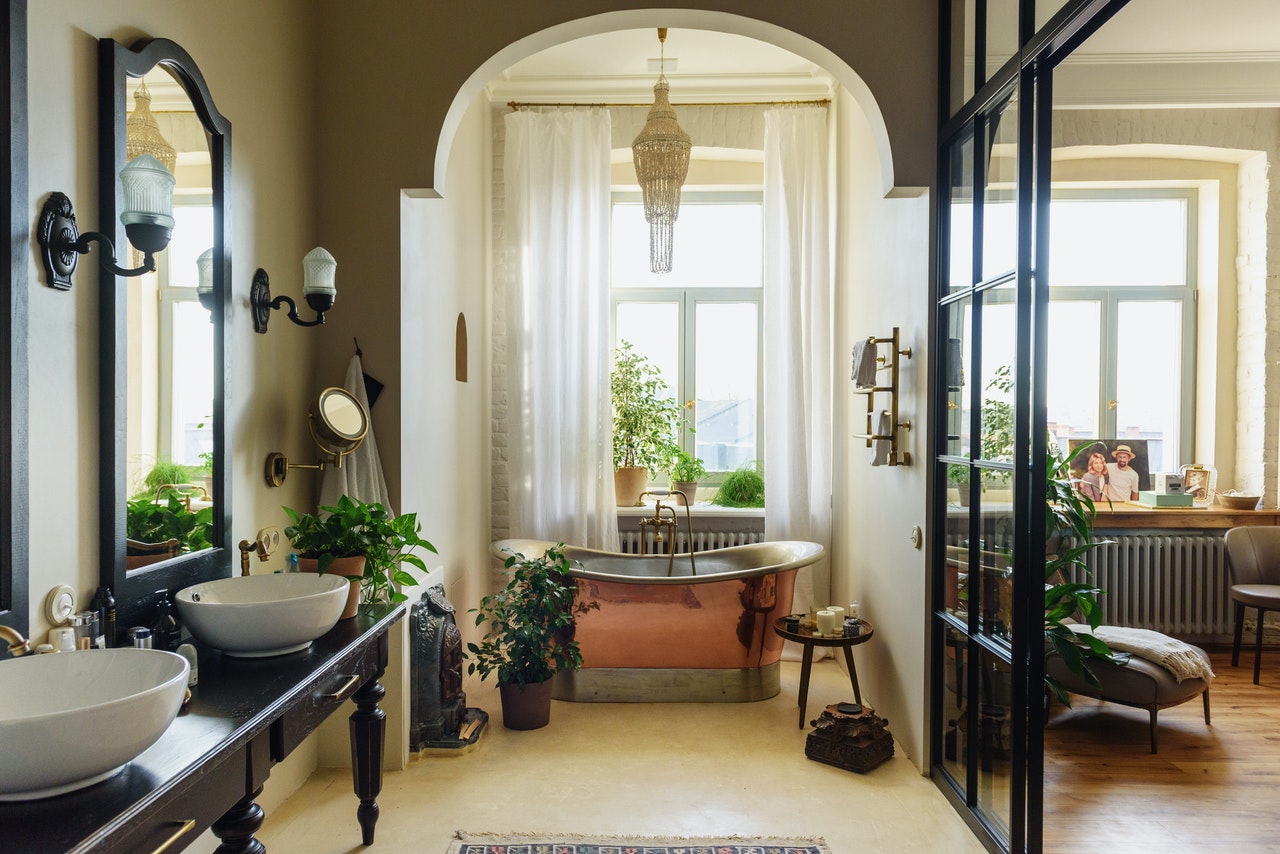 Add a real sense of luxury, glamour and style with this amazing freestanding copper bath. Create a striking wow factor, that centres your eye within a room. This copper bath could be used within a bathroom or a bedroom for show stopping effect  